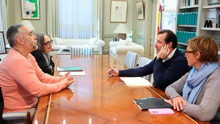 FACUA pide a Óscar Puente mejoras en los protocolos de información sobre los derechos de los pasajeros