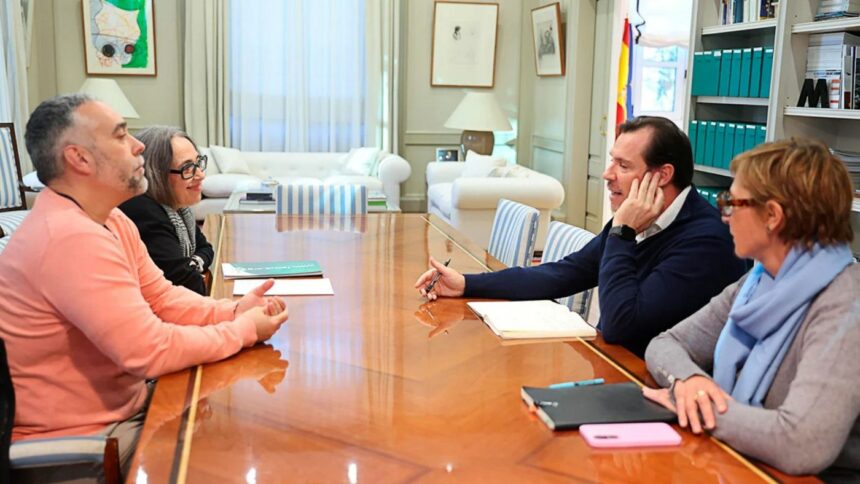 FACUA pide a Óscar Puente mejoras en los protocolos de información sobre los derechos de los pasajeros