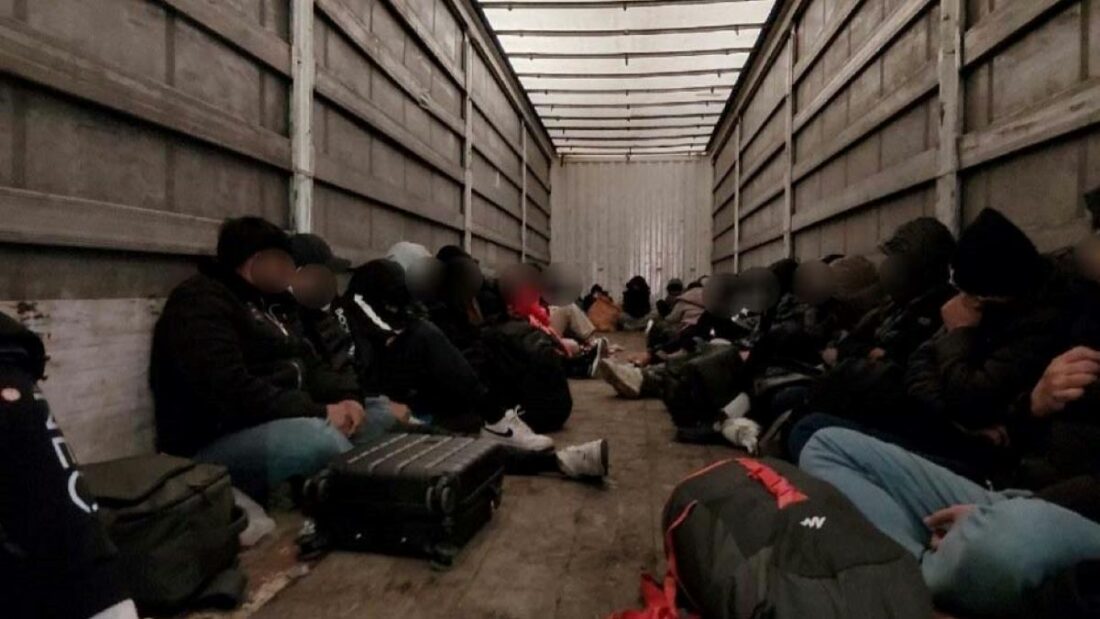 Detenido un traficante de personas al interceptar un camión con 33 migrantes
