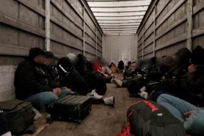 Detenido un traficante de personas al interceptar un camión con 33 migrantes