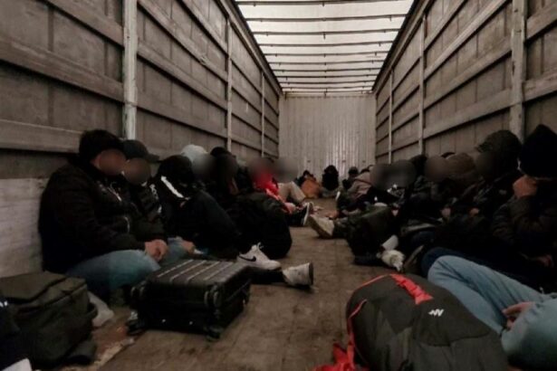 Detenido un traficante de personas al interceptar un camión con 33 migrantes