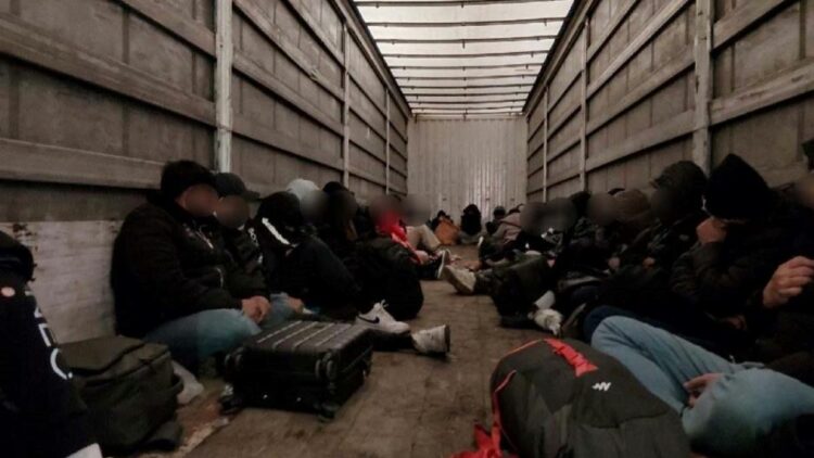 Detenido un traficante de personas al interceptar un camión con 33 migrantes