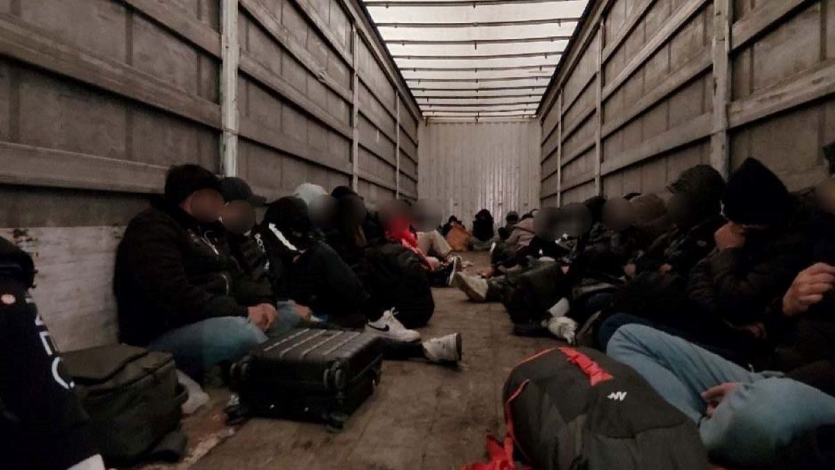Detenido un traficante de personas al interceptar un camión con 33 migrantes