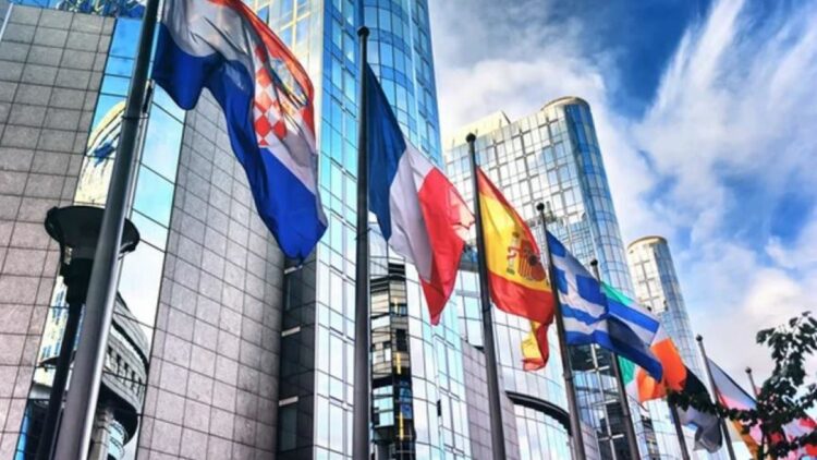 Trabajadores y sindicalistas se manifiestan frente al Parlamento Europeo contra la explotación laboral