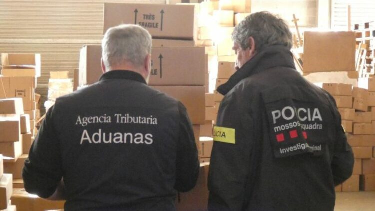 Desmantelada una 'macrofábrica' de perfumes falsos y su red de almacenamiento