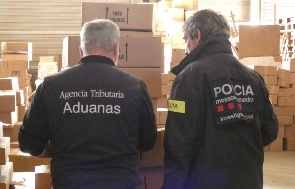 Desmantelada una 'macrofábrica' de perfumes falsos y su red de almacenamiento