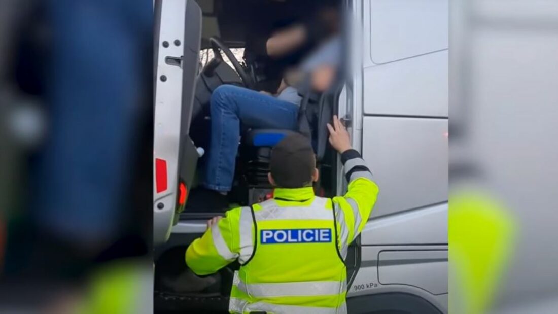 La policía salva la vida de un camionero enfermo. Foto y vídeo: Policía de la República Checa La policía salva la vida de un camionero enfermo