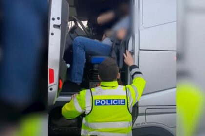 La policía salva la vida de un camionero enfermo
