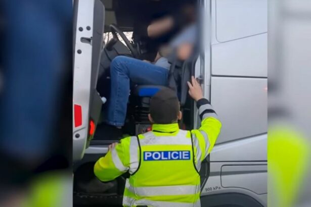 La policía salva la vida de un camionero enfermo