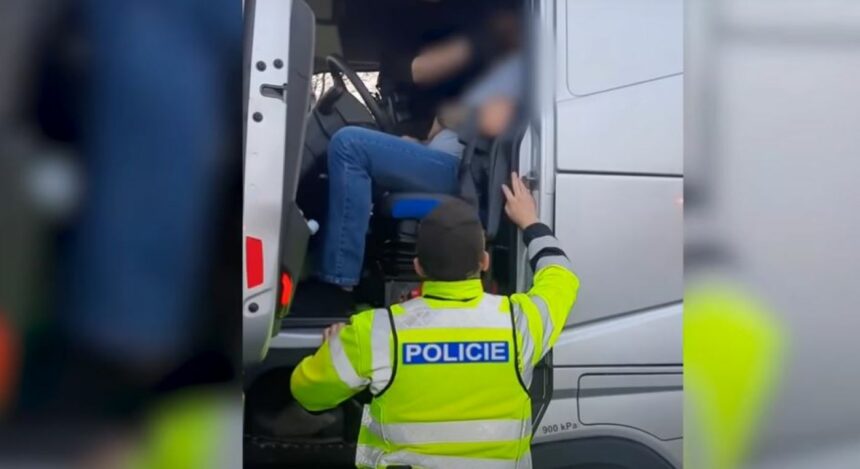 La policía salva la vida de un camionero enfermo
