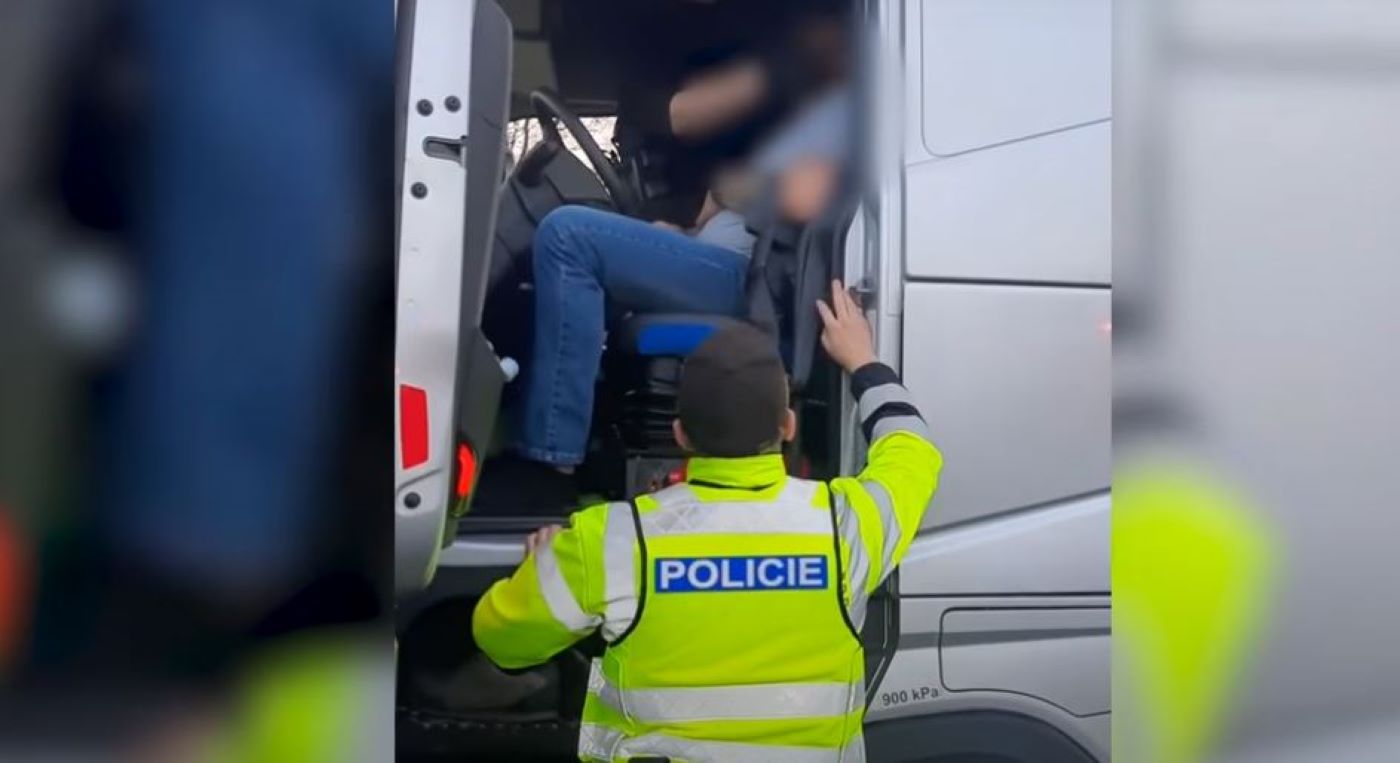 La policía salva la vida de un camionero enfermo