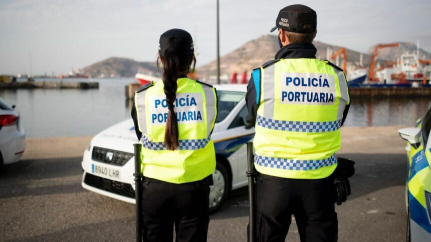 Reconocimiento al sacrificio realizado por la Policía Portuaria ante el azote del clima