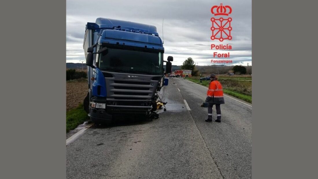 Foto: Policía Foral de Navarra Un fallecido en la colisión entre un coche y un camión en la N-115