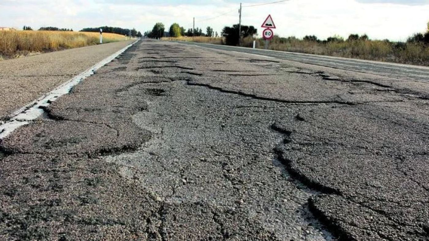 Dvuelta ofrece a los conductores un modelo de reclamación patrimonial por los daños causados por el lamentable estado de las carreteras. Foto de archivo Dvuelta ofrece a los conductores un modelo de reclamación patrimonial por los daños causados por el lamentable estado de las carreteras