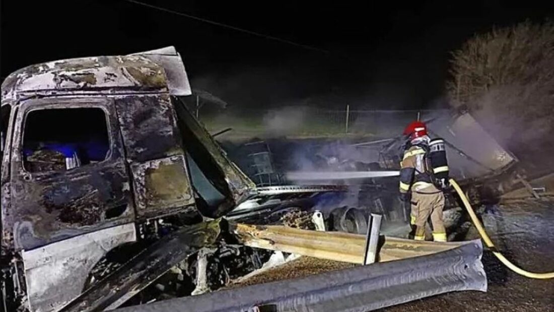 Dos heridos en el accidente de un camión de mercancías peligrosas en la A-2, dos pueblos confinados