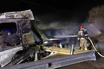 Dos heridos en el accidente de un camión de mercancías peligrosas en la A-2, dos pueblos confinados