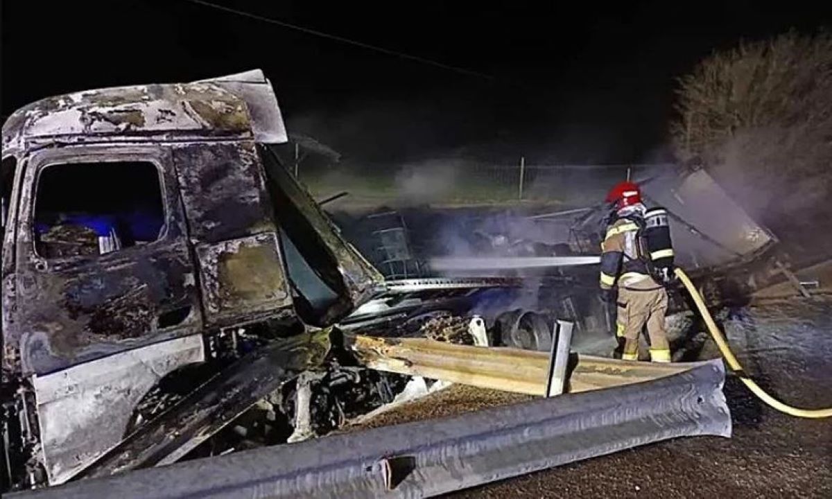 Dos heridos en el accidente de un camión de mercancías peligrosas en la A-2, dos pueblos confinados
