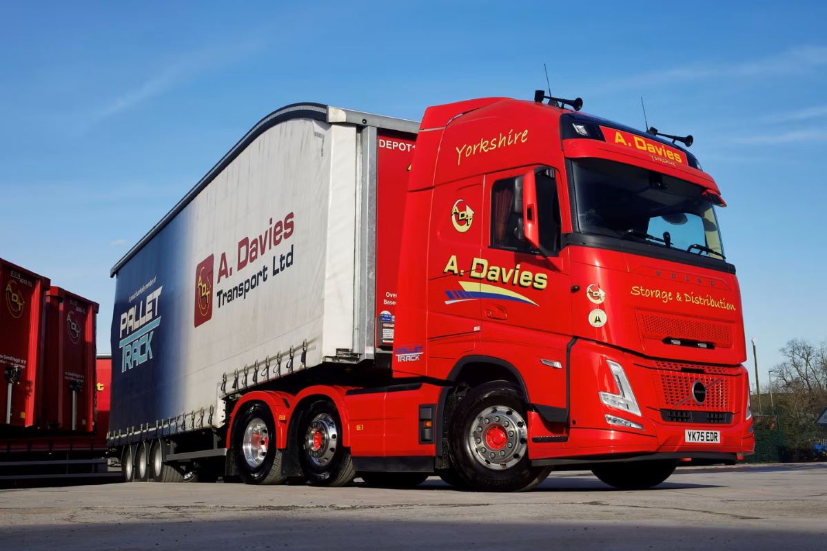Fotos: Volvo Trucks UK. A. Davies Transport incorpora 15 Volvo FH Aero para el transporte en todo el país