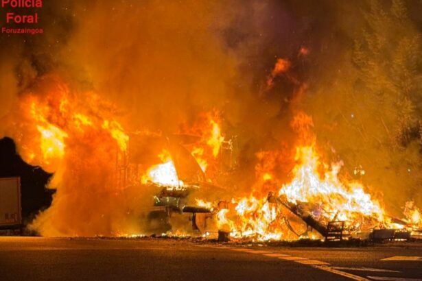 Arde un camión que transportaba dos mobil-home estacionado en Olazagutía