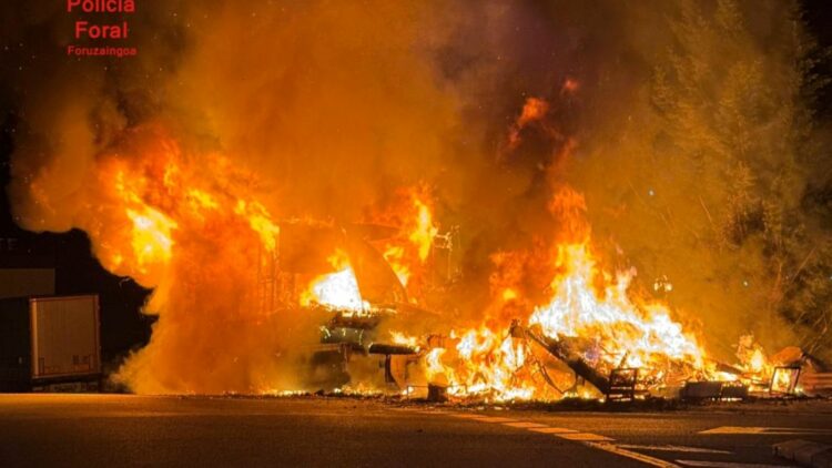 Arde un camión que transportaba dos mobil-home estacionado en Olazagutía