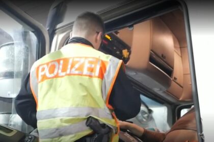 Camioneros con documentación falsa conducen por Europa