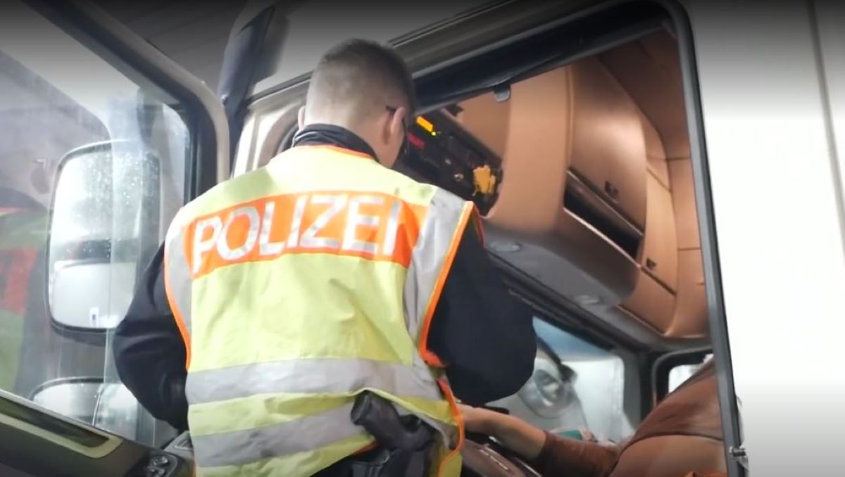 Camioneros con documentación falsa conducen por Europa