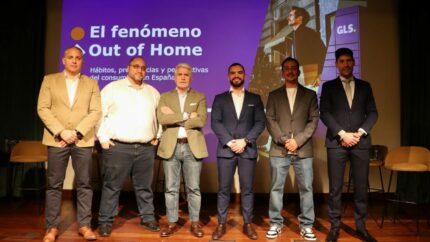 El 54% de los españoles compra en comercios locales cuando acude a recoger un paquete