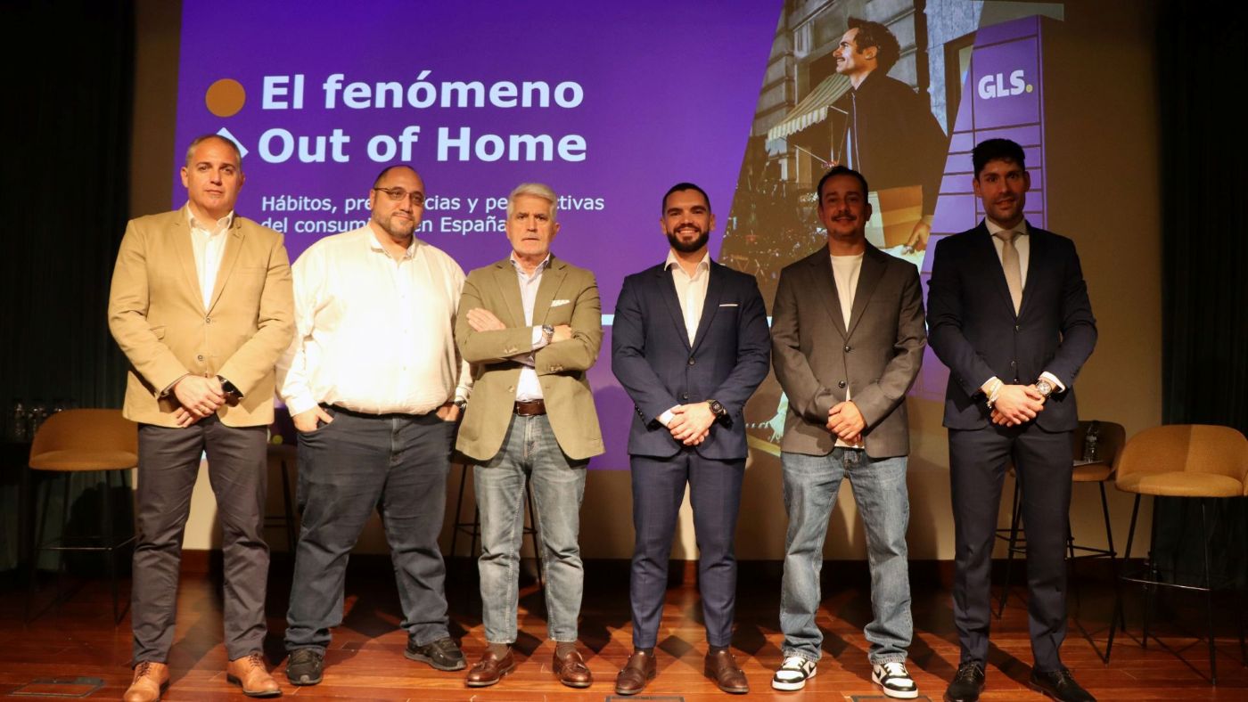 El 54% de los españoles compra en comercios locales cuando acude a recoger un paquete
