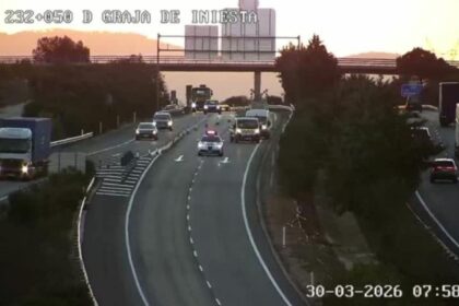 El incendio de un camión mantiene cortada la A-3 en Castillejo de Iniesta