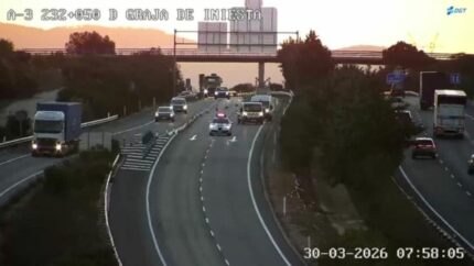 El incendio de un camión mantiene cortada la A-3 en Castillejo de Iniesta