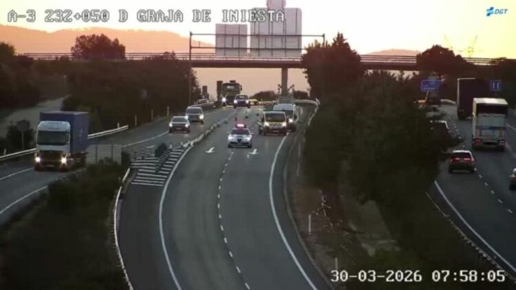 El incendio de un camión mantiene cortada la A-3 en Castillejo de Iniesta