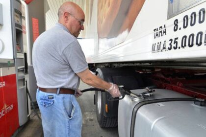 Fenadismer ayuda a los transportistas a repercutir el precio del gasóleo a los clientes