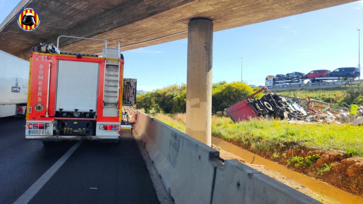 Fallece un camionero en un vuelco en la V-31