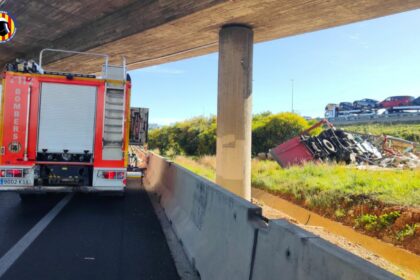 Fallece un camionero en un vuelco en la V-31