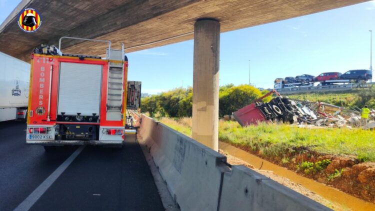 Fallece un camionero en un vuelco en la V-31