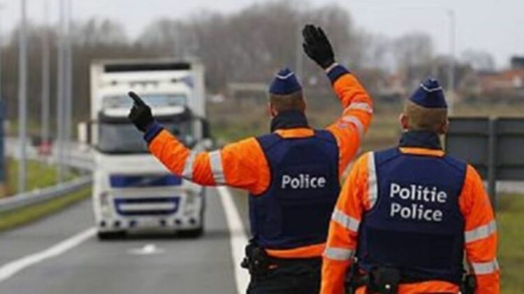 La policía belga interviene ante el gran tráfico de camiones por el gasóleo más barato