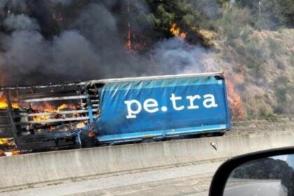 Dos fallecidos en un camión incendiado en un accidente entre dos camiones en la C-25