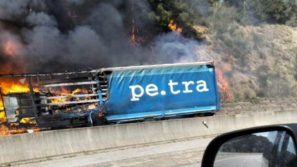 Dos fallecidos en un camión incendiado en un accidente entre dos camiones en la C-25