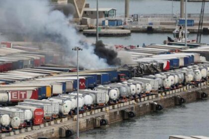 Arde un camión en el Puerto de Barcelona y quema varios contenedores