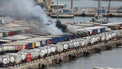 Arde un camión en el Puerto de Barcelona y quema varios contenedores