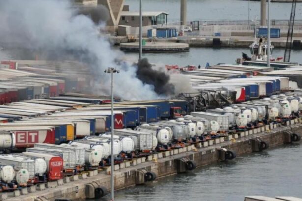 Arde un camión en el Puerto de Barcelona y quema varios contenedores