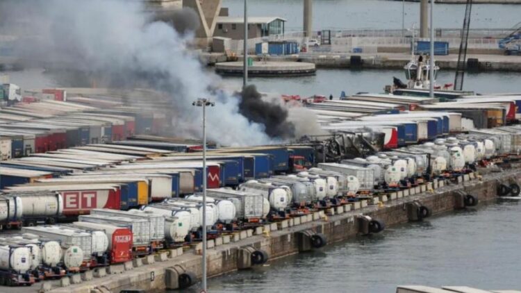 Arde un camión en el Puerto de Barcelona y quema varios contenedores