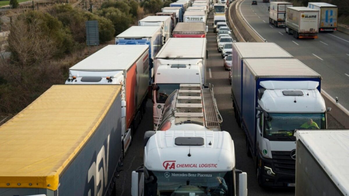 Los transportistas franceses se movilizan por el aumento del precio del gasóleo