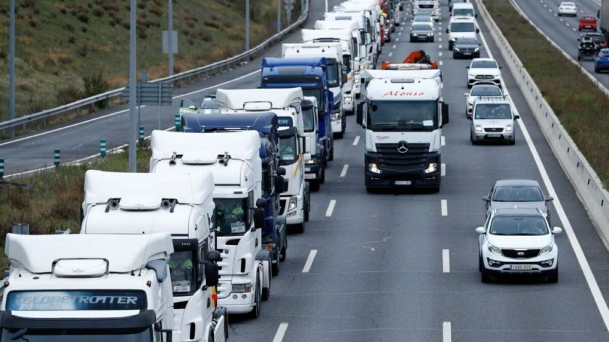 Los transportistas franceses hacen hoy una marcha lenta con sus camiones en Burdeos. Foto de archivo Los transportistas franceses hacen hoy una marcha lenta con sus camiones en Burdeos