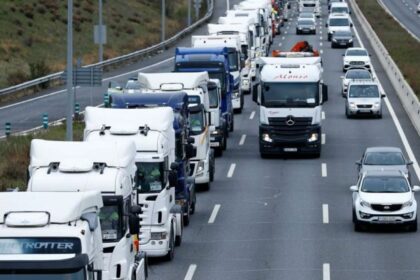 Los transportistas franceses hacen hoy una marcha lenta con sus camiones en Burdeos