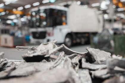 Un camión fabricado con materiales reciclados