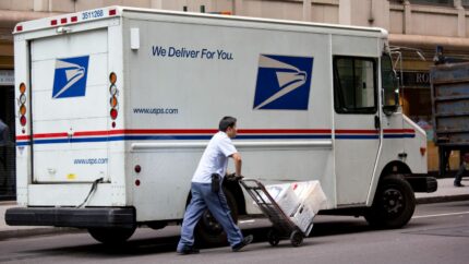 USPS se suma a la ofensiva en EE.UU. contra los conductores de camiones no cualificados