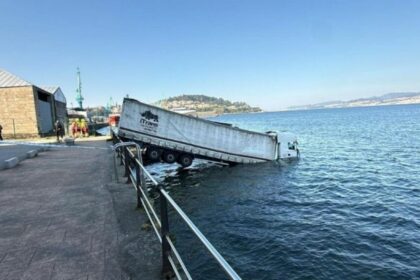 Un camionero resulta ileso tras fallarle los frenos de su vehículo y caer al mar en Vigo