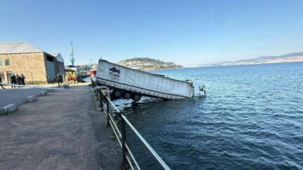 Un camionero resulta ileso tras fallarle los frenos de su vehículo y caer al mar en Vigo