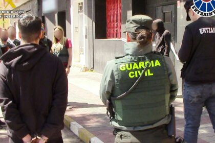 Dos detenidos por estafar casi 100.000 euros a un Ayuntamiento de Gipuzkoa y a un empresario murciano